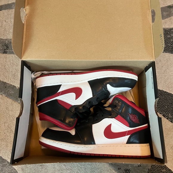 Black and red Jordan’s - Picture 3 of 8